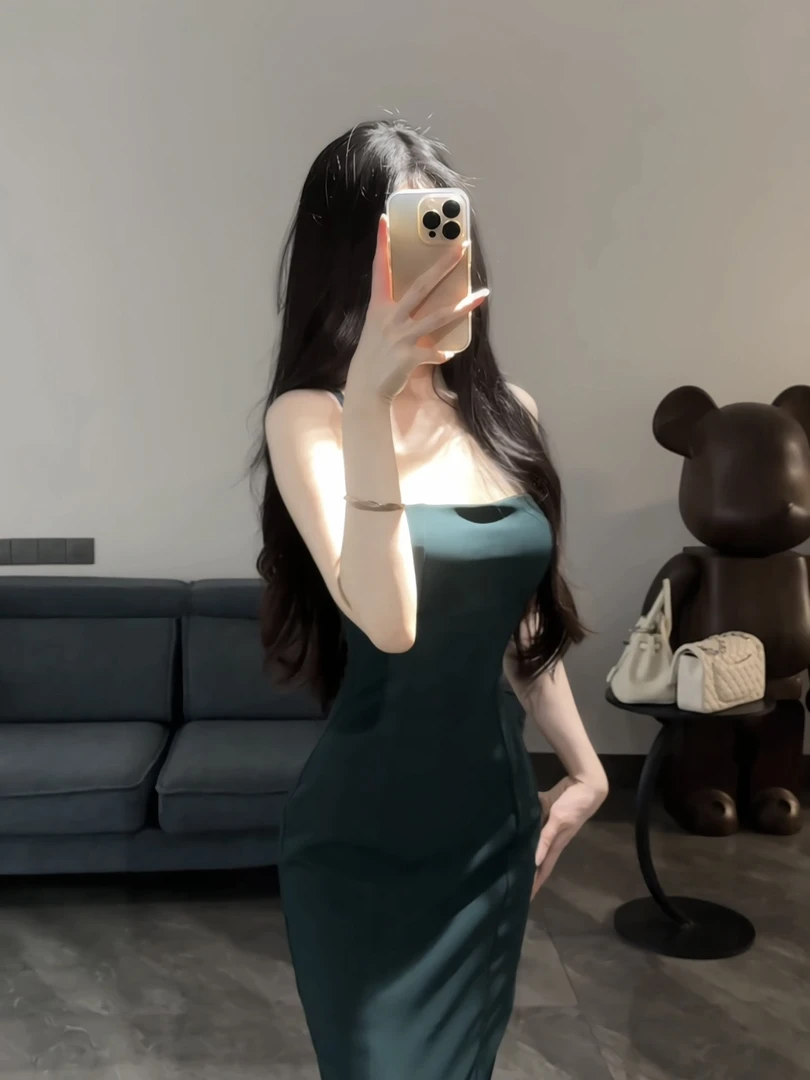 高级感墨绿色一字肩吊带中长款连衣裙女性感后开叉一步裙包臀长裙