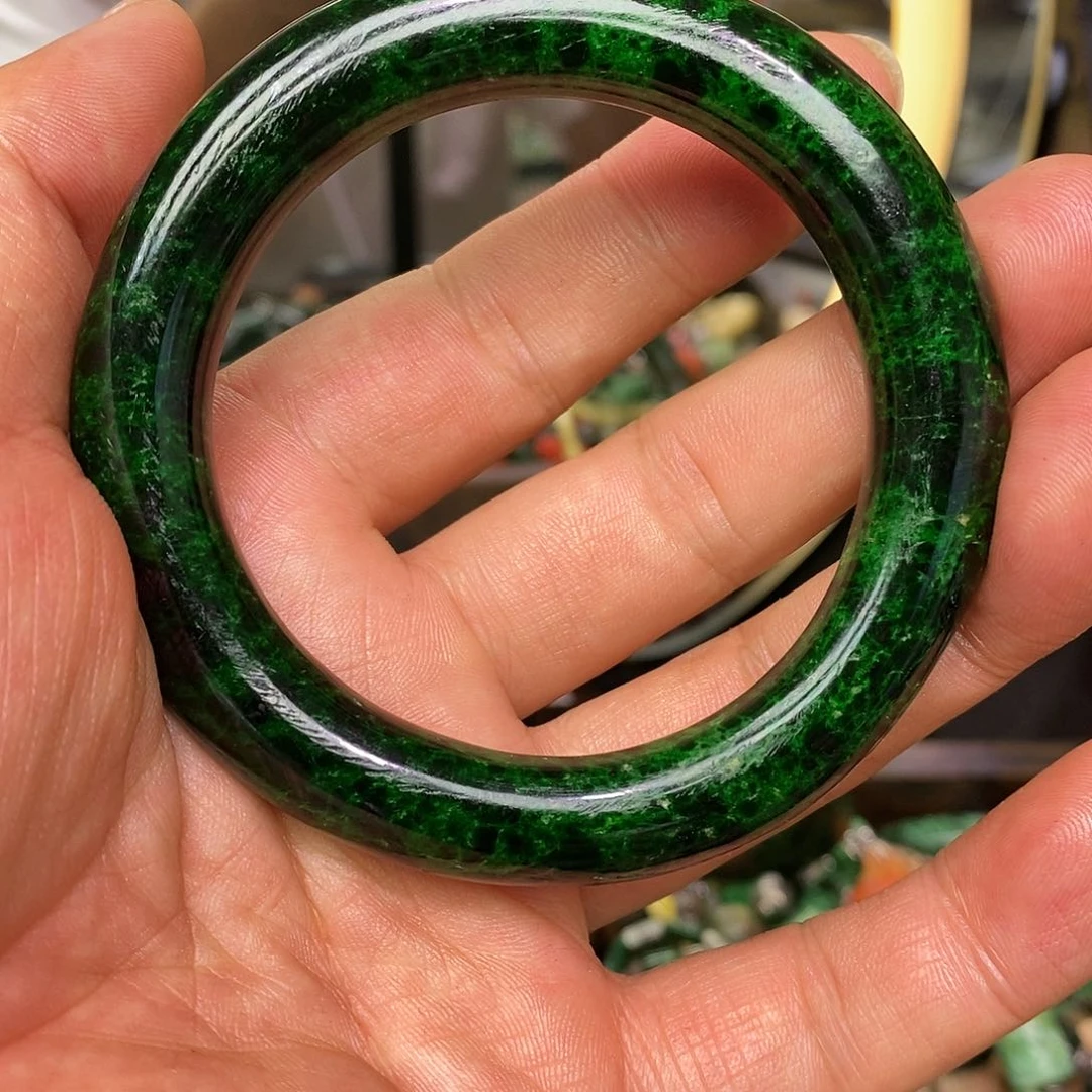 翡翠手镯未镶嵌漂亮美眉