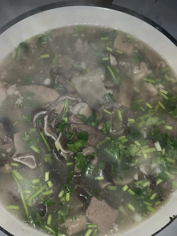 百草全羊汤，羊杂汤，不需要任何调料，只用清水炖的全羊汤，不带骨头