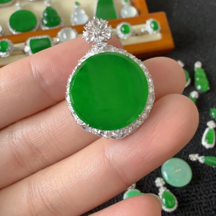 翡翠18K金镶嵌颈饰吊坠