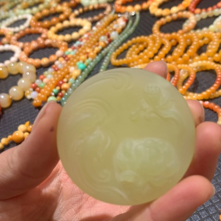 石英质玉（黄龙玉）未镶嵌颈饰