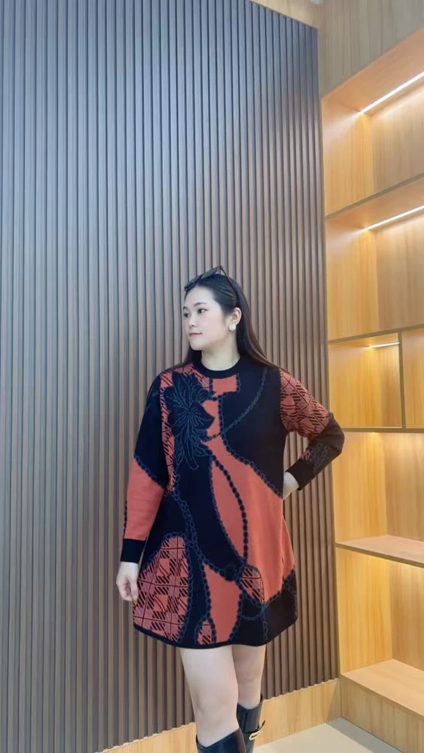 524秋冬长袖中长裙中长款民族风中老年女装休闲风常规圆领时尚风