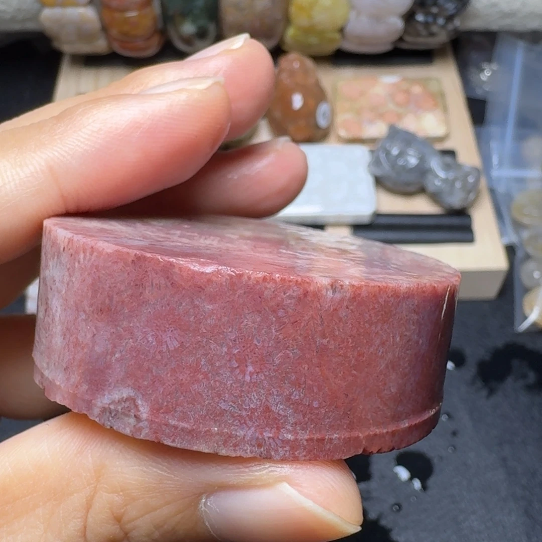 未镶嵌紫红花硅化玉