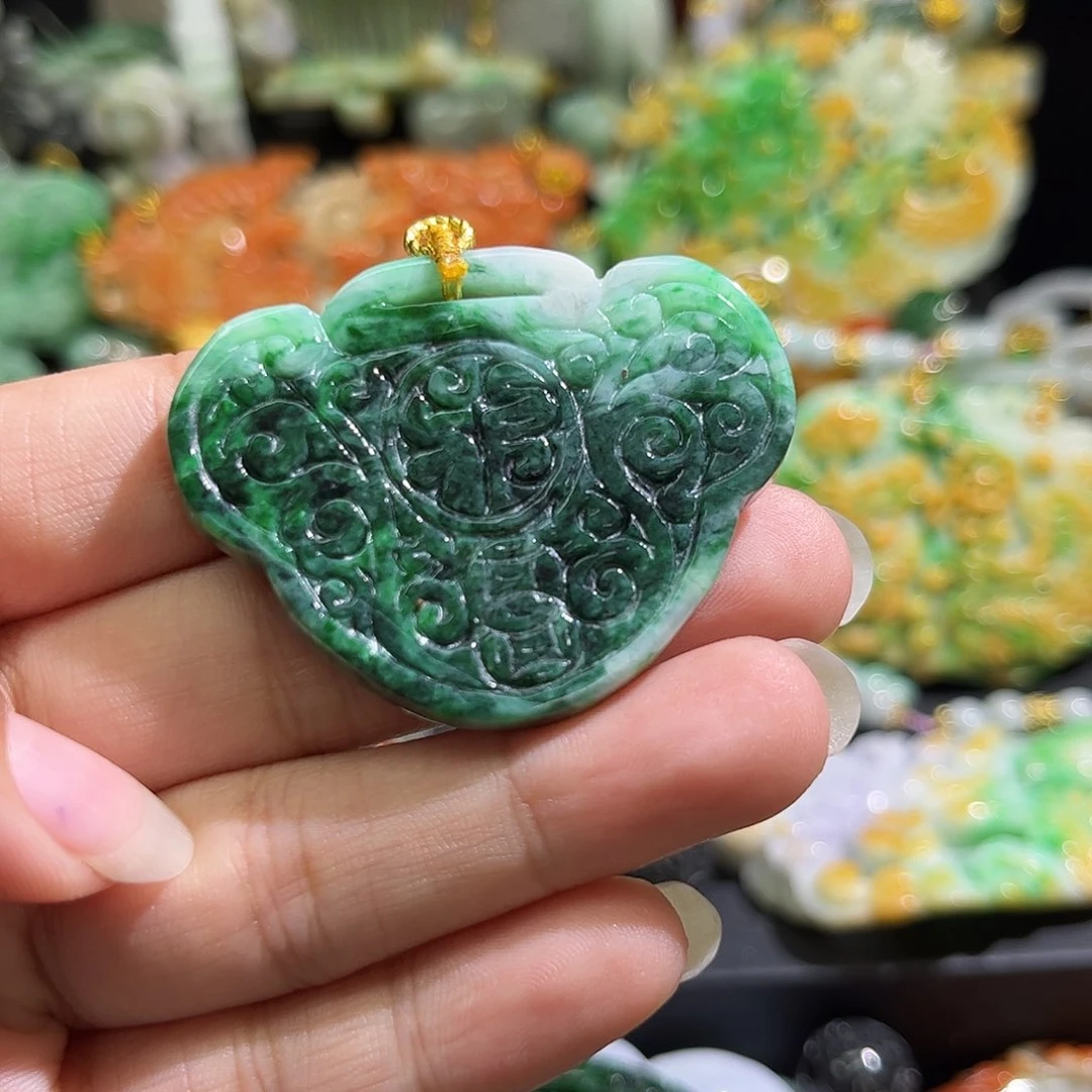 翡翠未镶嵌颈饰待编织