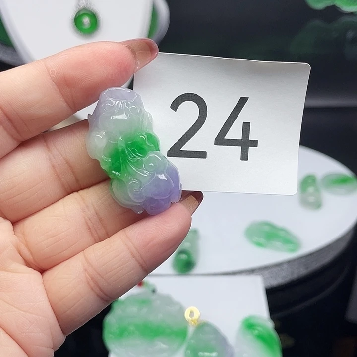 翡翠未镶嵌吊坠(赠链)