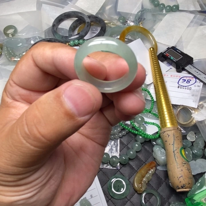 定制翡翠未镶嵌毛货需要抛光慎拍