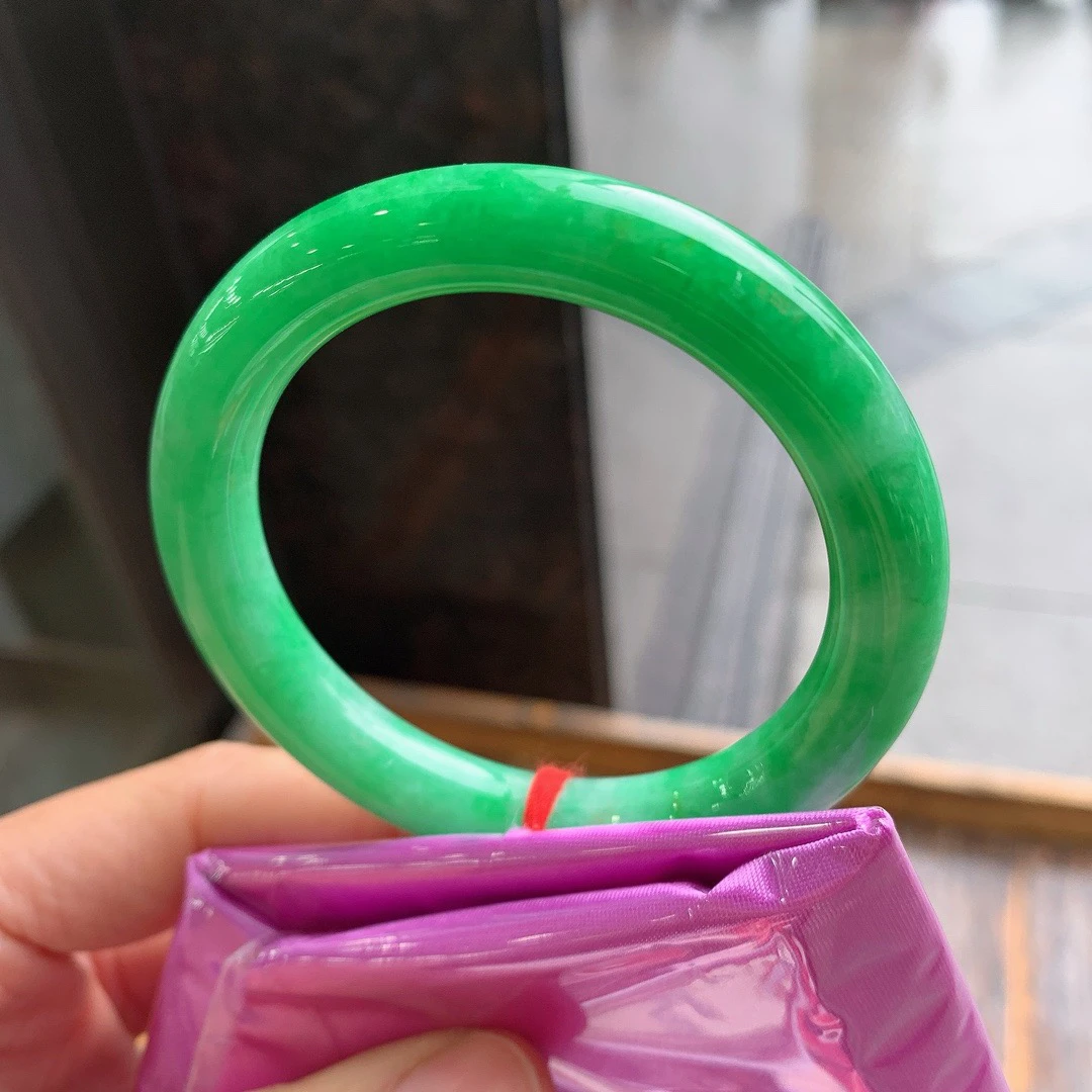 天然翡翠缅A冰种手镯，圈口53-54圆条满色 完美尺寸：53.2/9.9