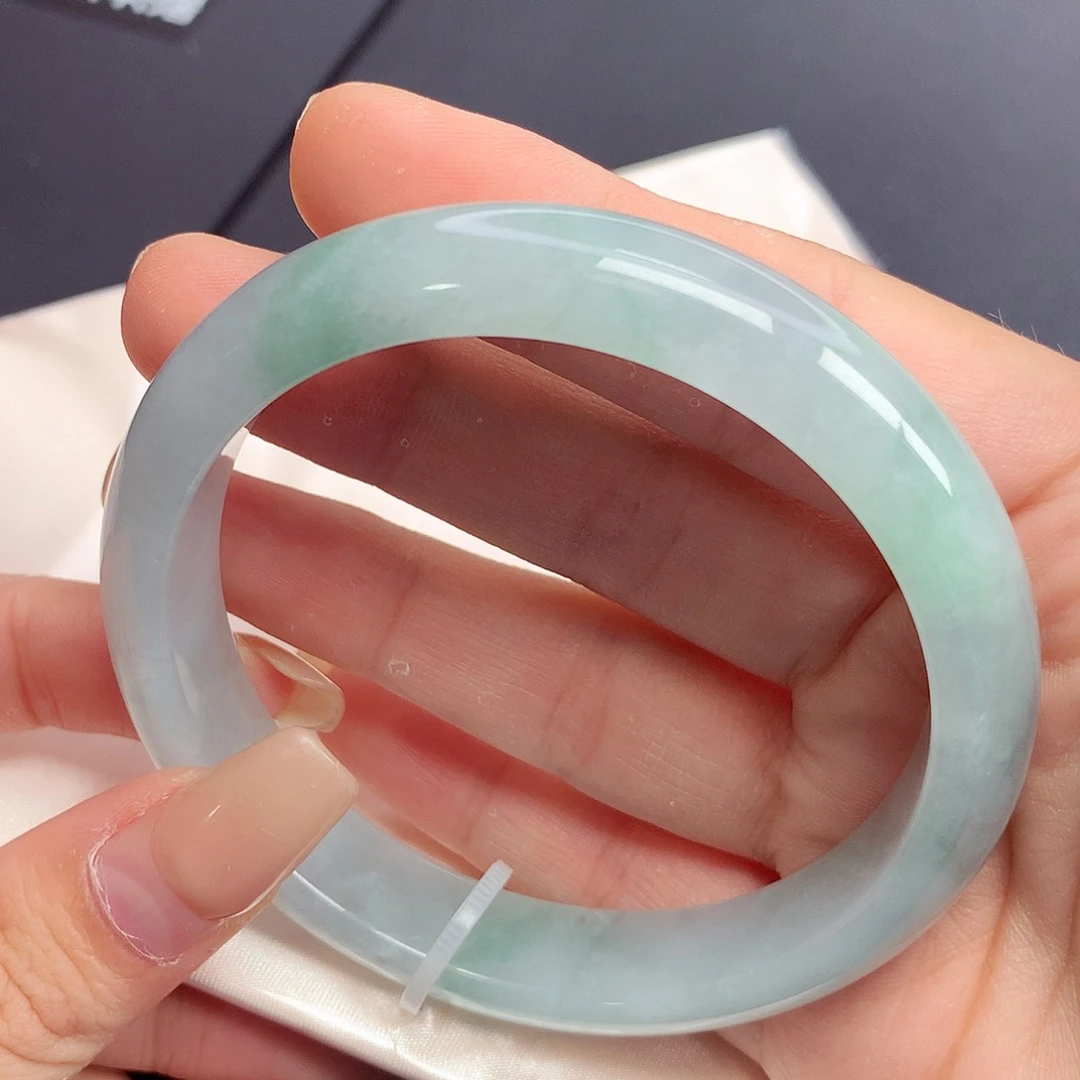 翡翠手镯未镶嵌请****?62圈口