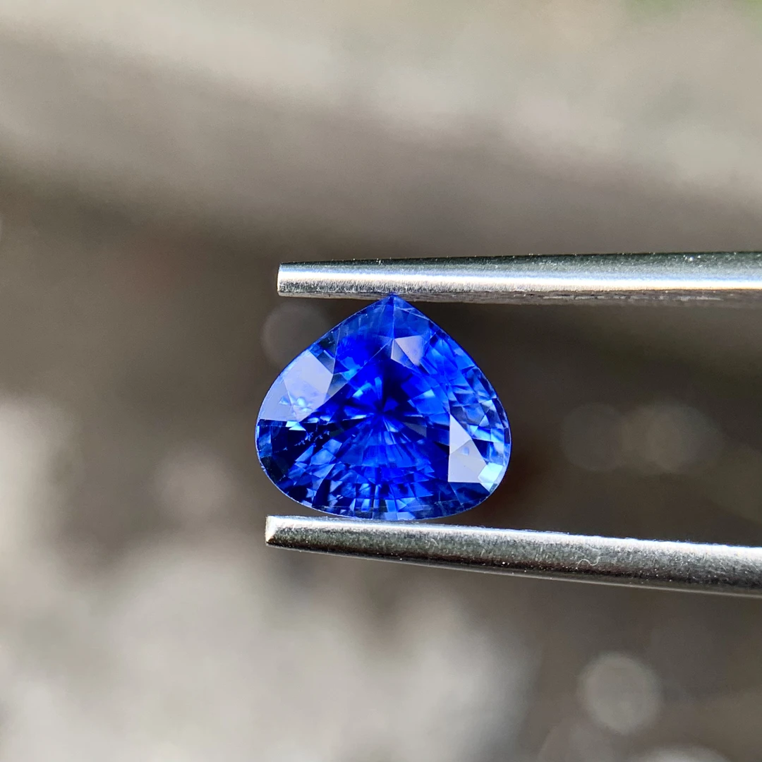 天然水滴形斯里兰卡浓郁矢车菊蓝宝石裸石2.22ct7.7*8.6mm精切