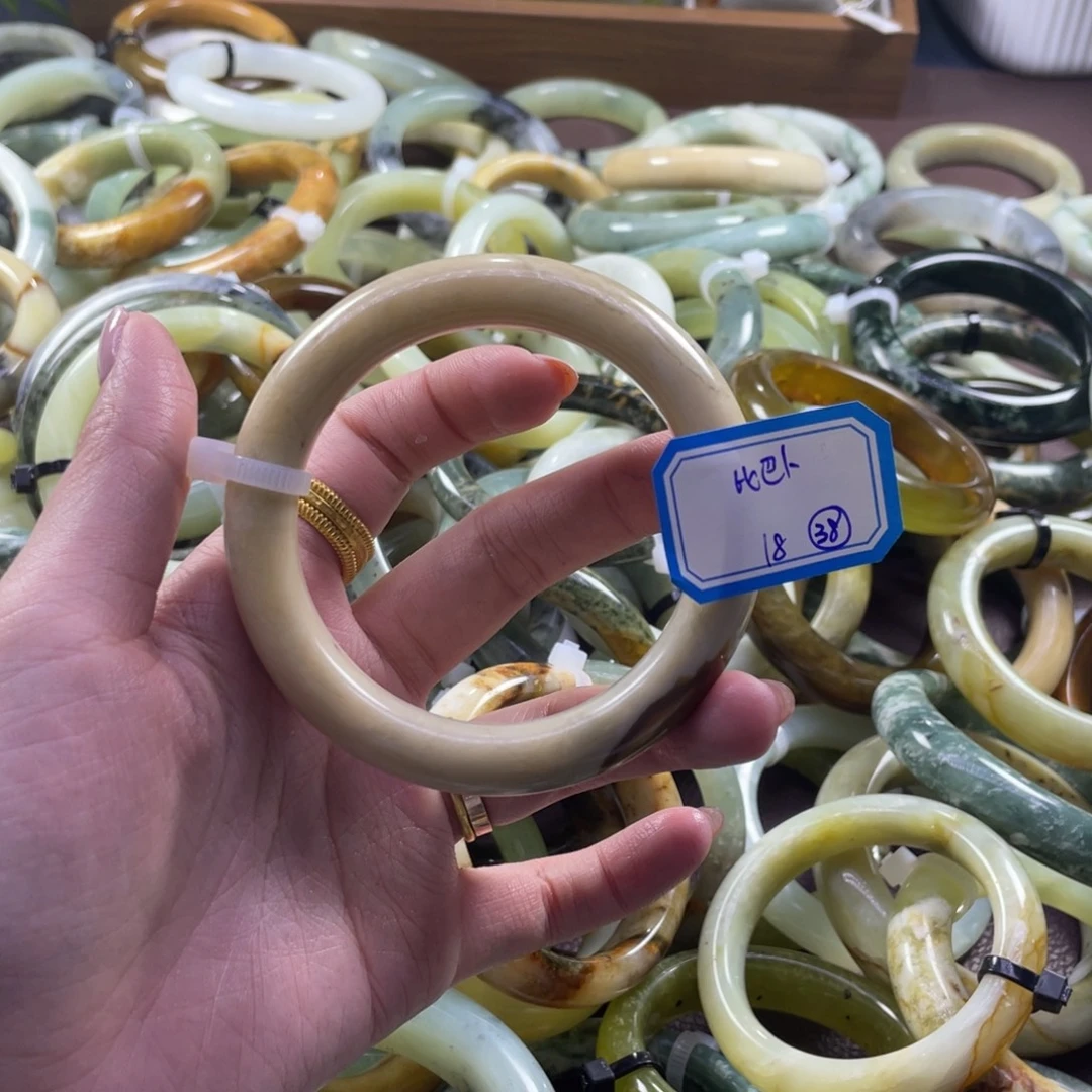 比***卜蛇纹石玉未镶嵌手镯