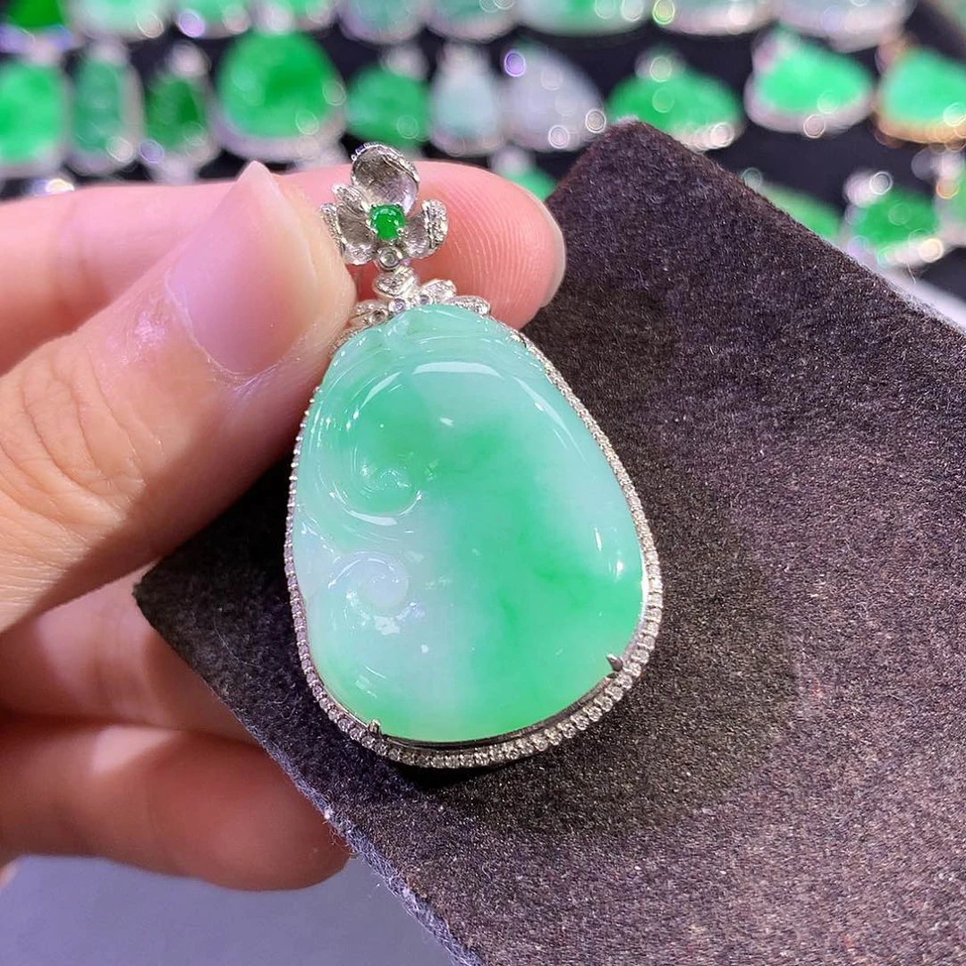 翡翠18K金镶嵌吊坠(赠链)