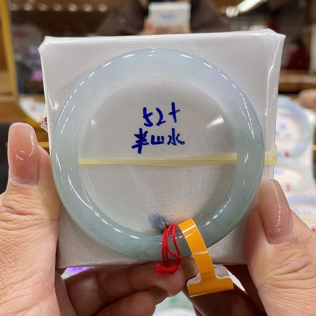 翡翠手镯未镶嵌翡翠