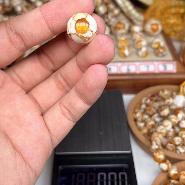 未镶嵌琥珀裸石九****舞05号