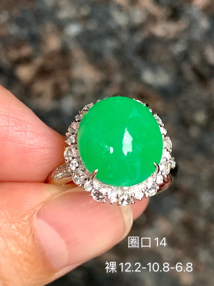 高冰绿色蛋面天然翡翠戒指 颜色阳 圆润饱满 镶嵌精致