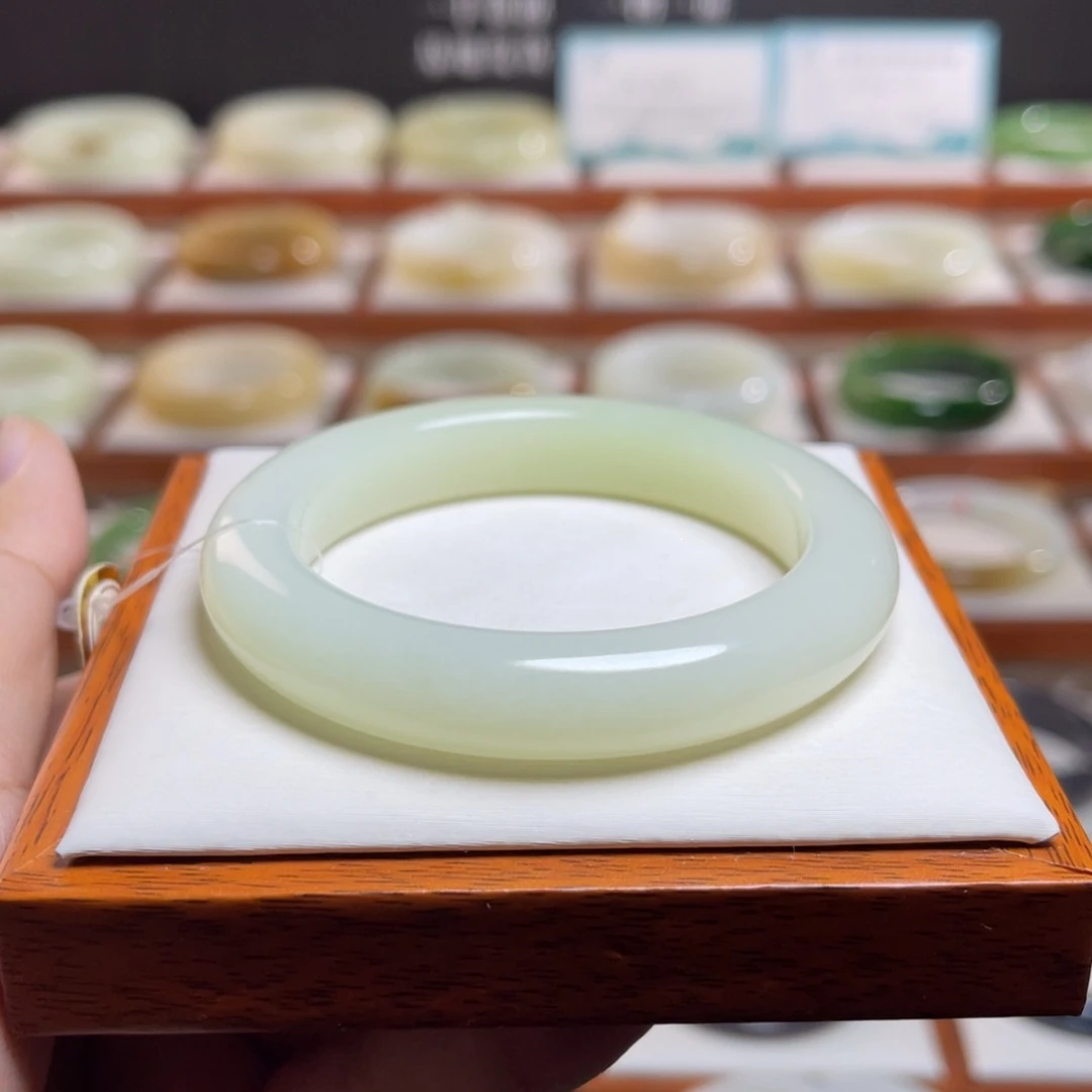 【闪购商品】未镶嵌手镯和田玉陌*?