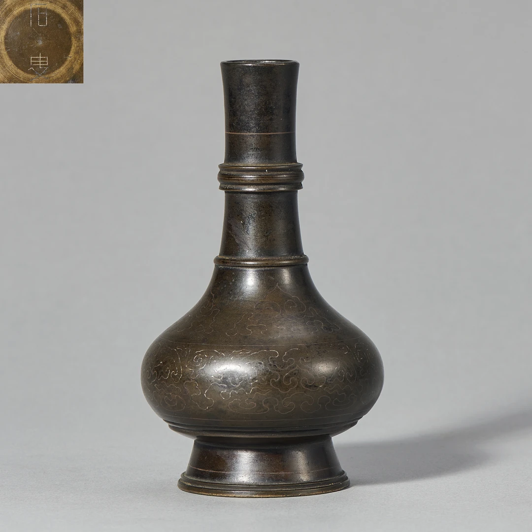 LOT012 清早期“石叟”款错银如意云纹弦纹瓶