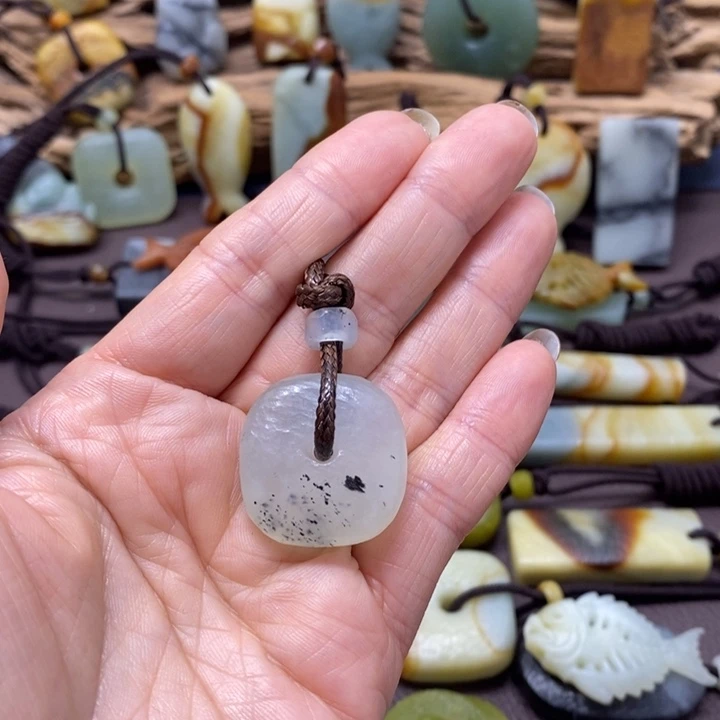 蛇纹石玉未镶嵌颈饰