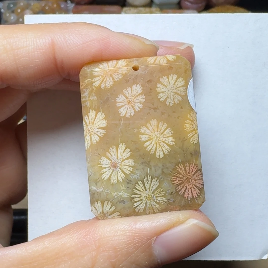 硅化玉有粉的清晰花，有点骨骼未镶嵌