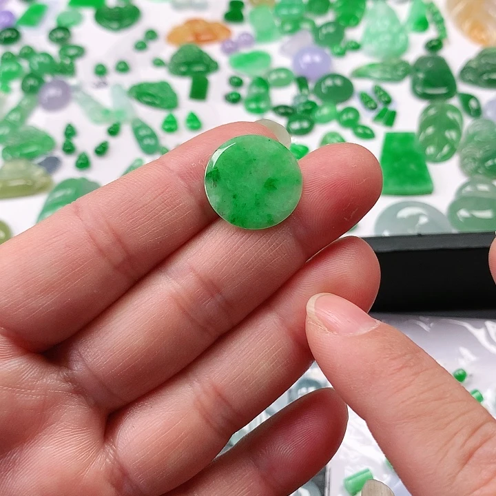 翡翠颈饰未镶嵌翡翠