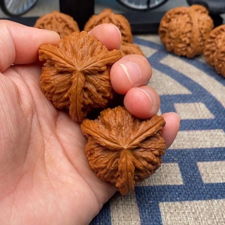 吊坠文玩核桃粘**草三棱