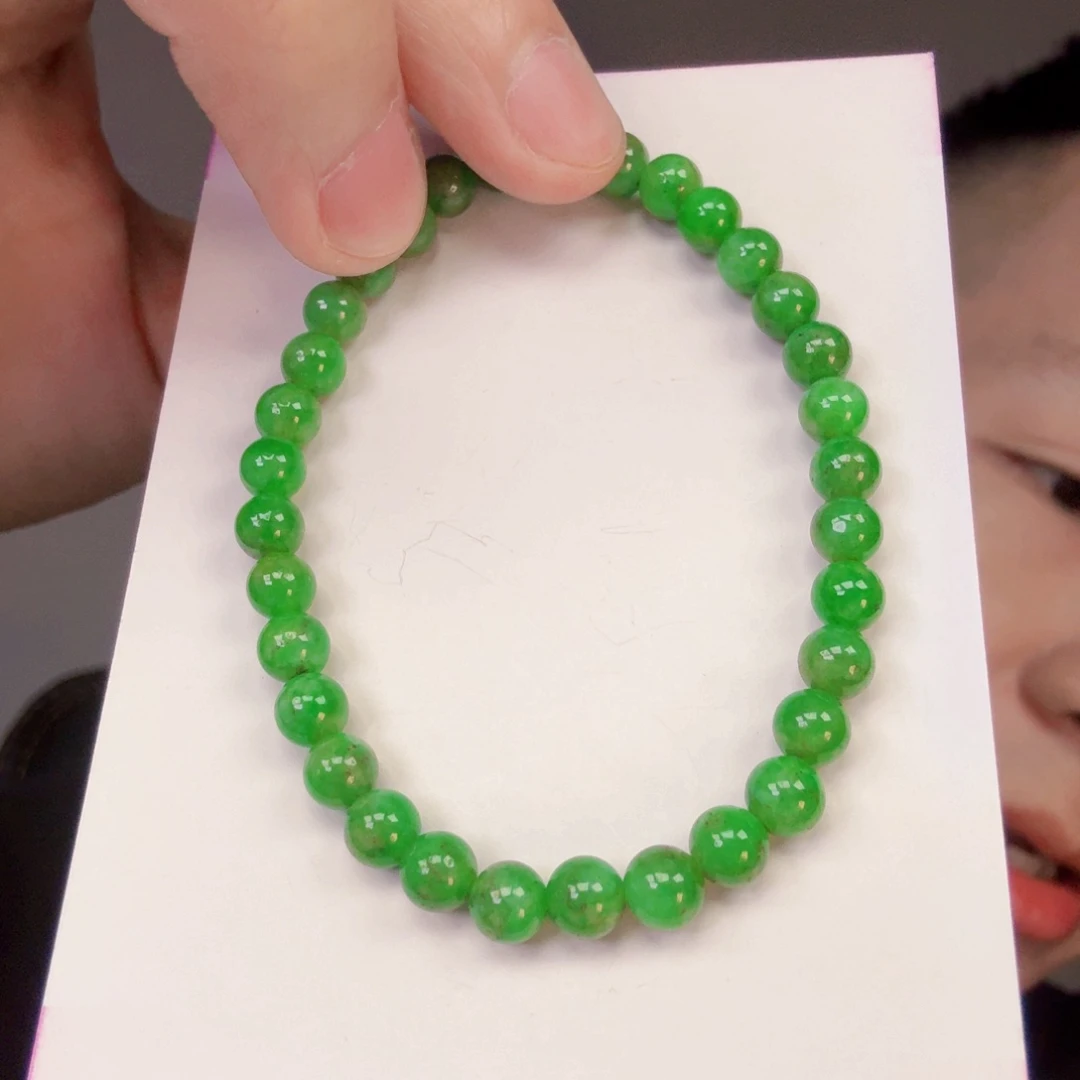 翡翠未镶嵌颈饰一件