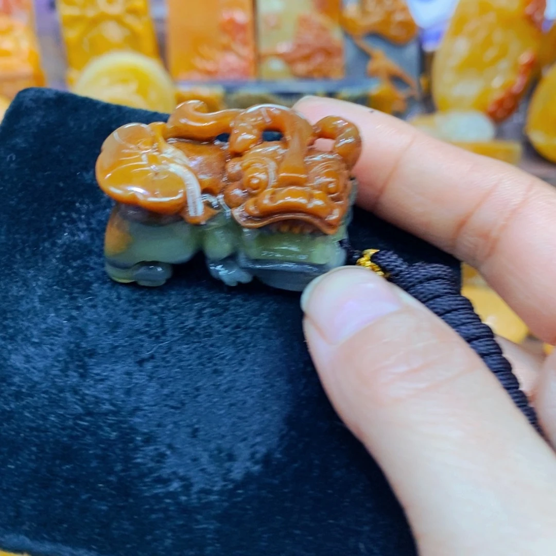 未镶嵌石英质玉（黄龙玉）颈饰