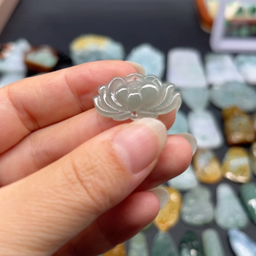 翡翠未镶嵌颈饰莲花