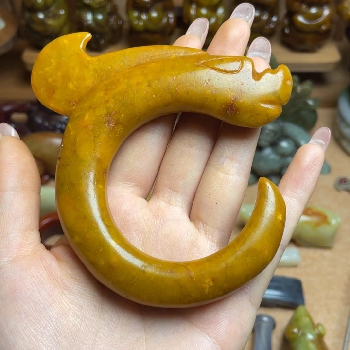 蛇纹石玉未镶嵌颈饰