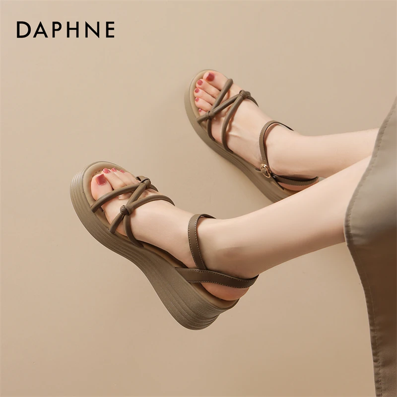 达芙妮厚底坡跟罗马凉鞋女夏季新款软底百搭露趾一字带防滑沙滩鞋