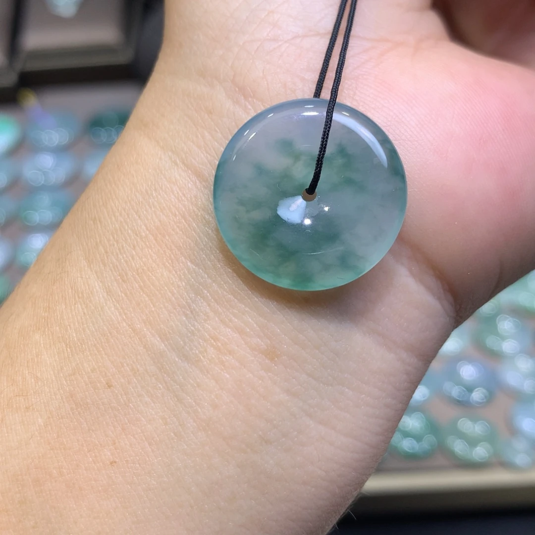 翡翠未镶嵌颈饰平安扣