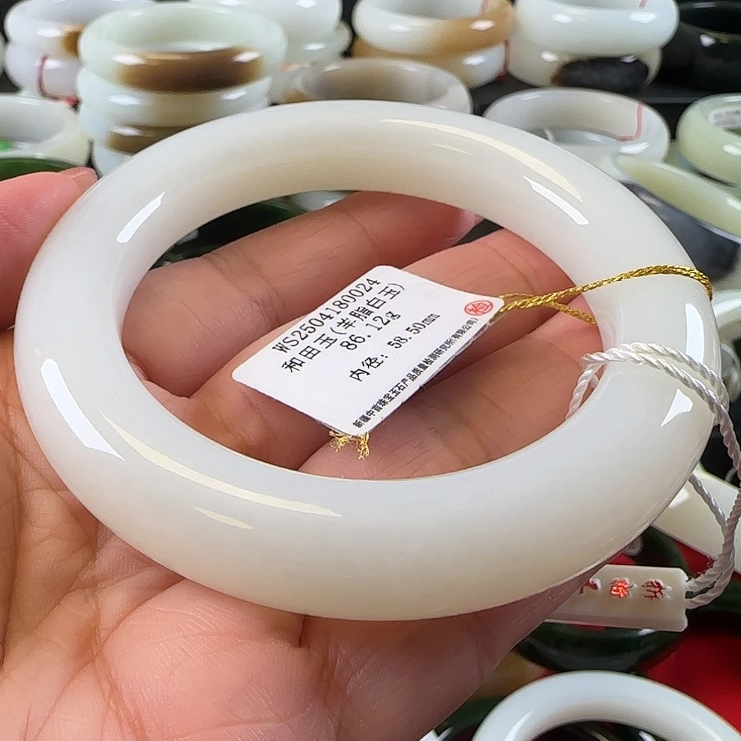 珊***吃未镶嵌手镯和田玉