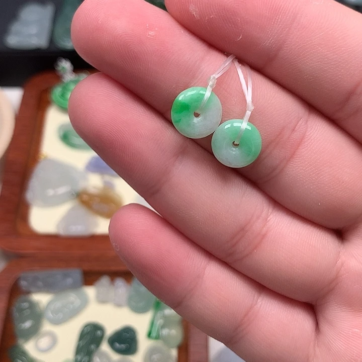 翡翠未镶嵌颈饰翡翠首饰