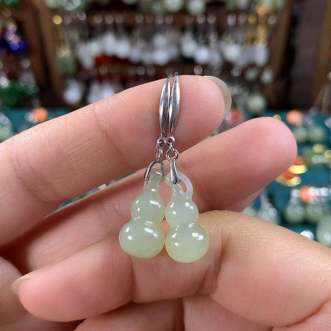 银S925镶嵌和田玉耳饰葫芦卡20左右