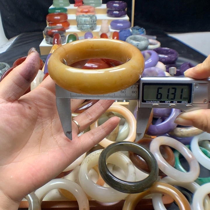 未镶嵌手镯石英质玉