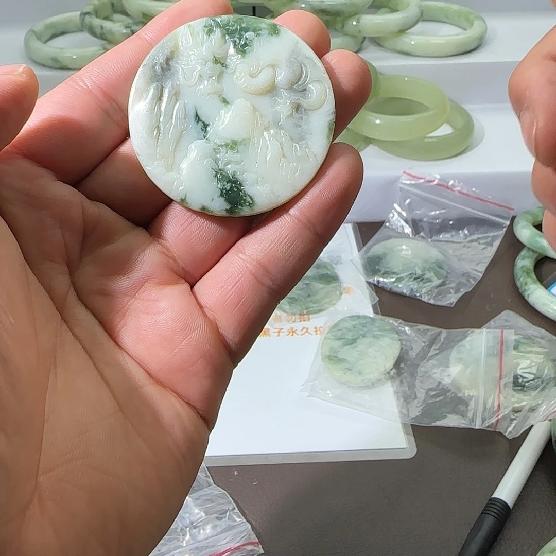 透闪石-蛇纹石玉未镶嵌颈饰山水龙