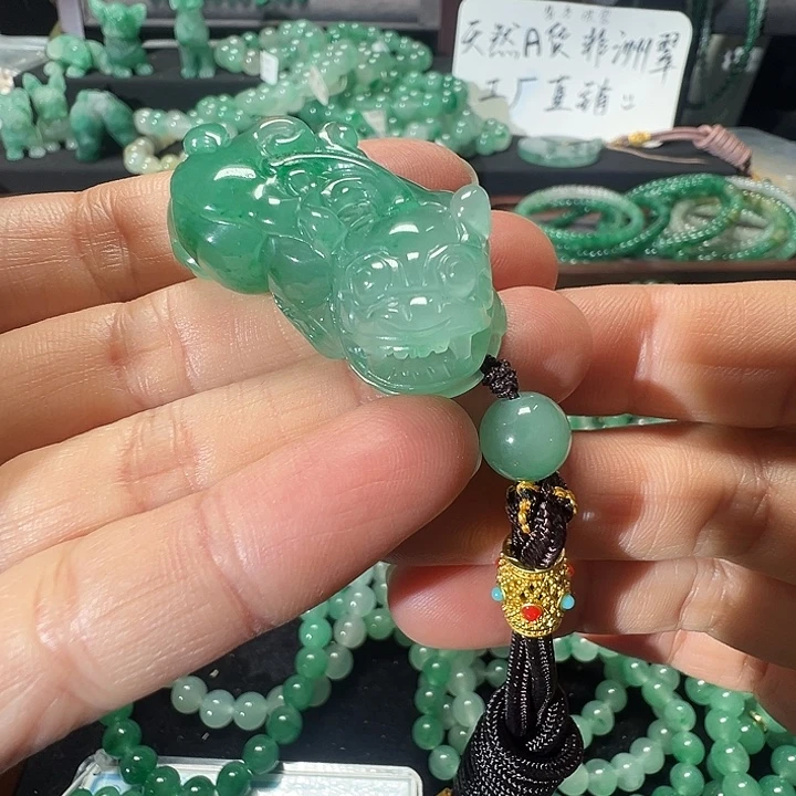 石英质玉（非洲翠）未镶嵌颈饰貔貅