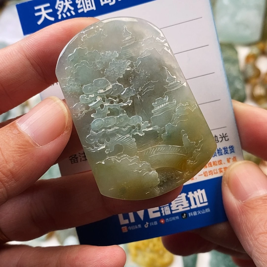 翡翠未镶嵌颈饰山水