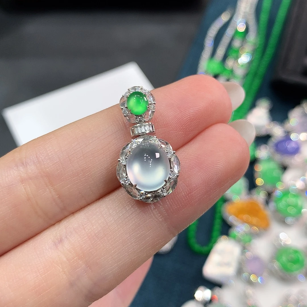 澄***.翡翠18K金镶嵌颈饰玻璃钢茅台白蛋面 48小时鉴赏期