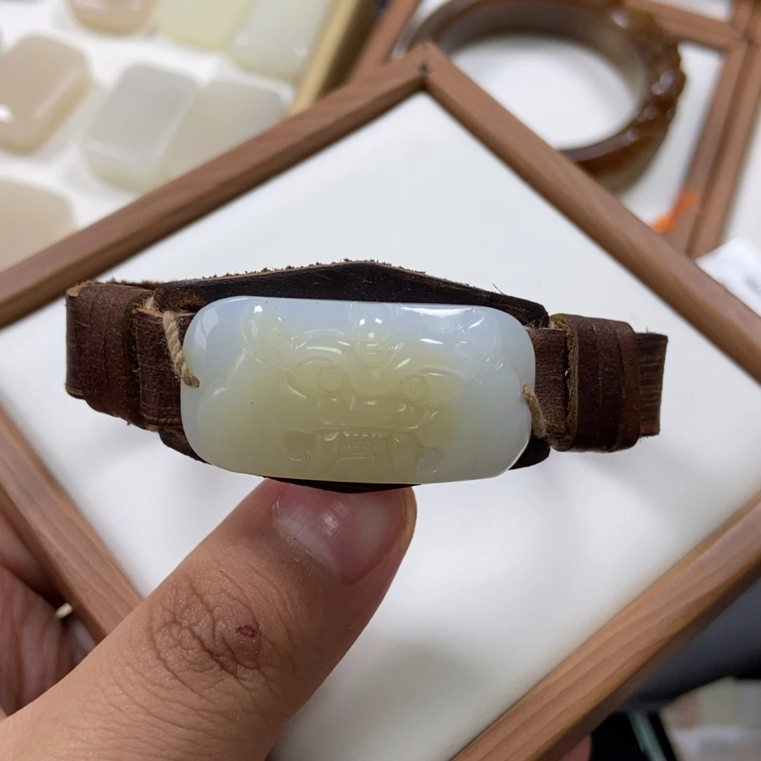 手链未镶嵌和田玉s****?