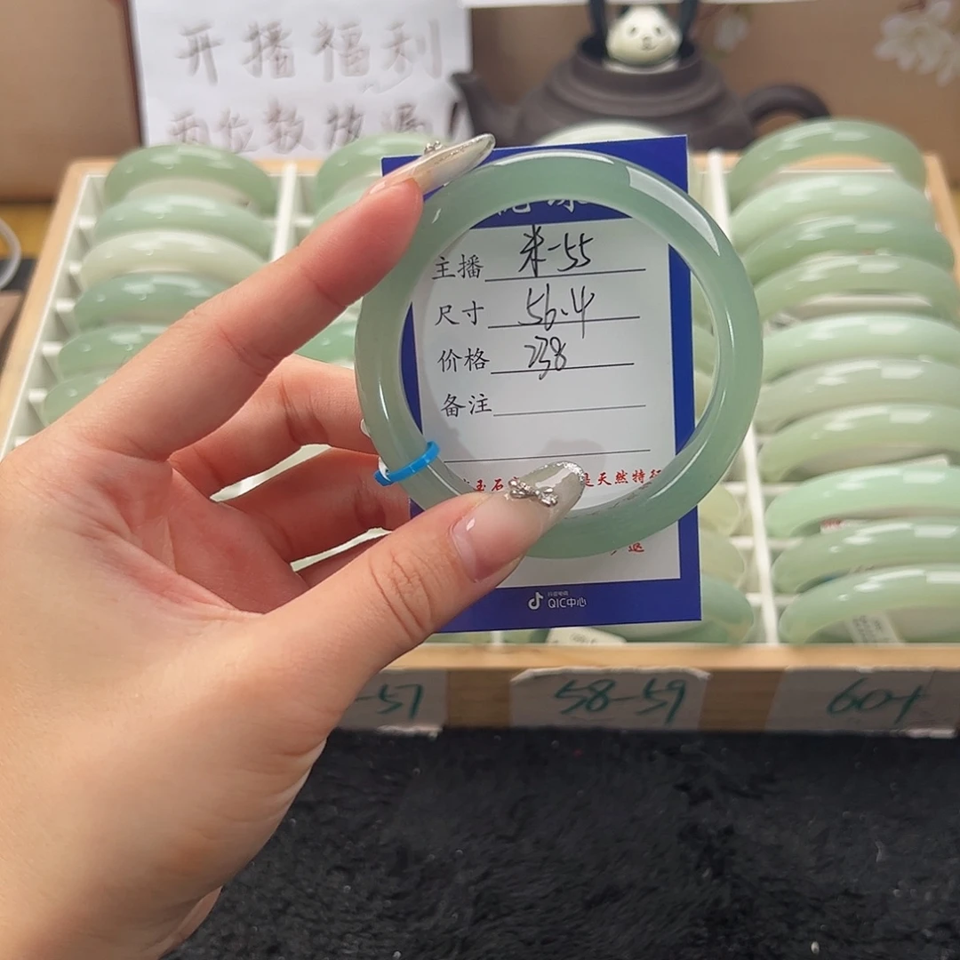 冬***梅石英质玉未镶嵌手镯