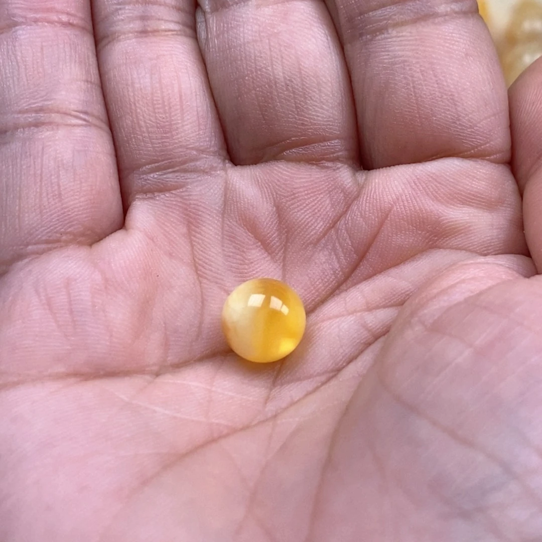 蜜蜡未镶嵌珠宝奇石新***。蜜蜡圆珠