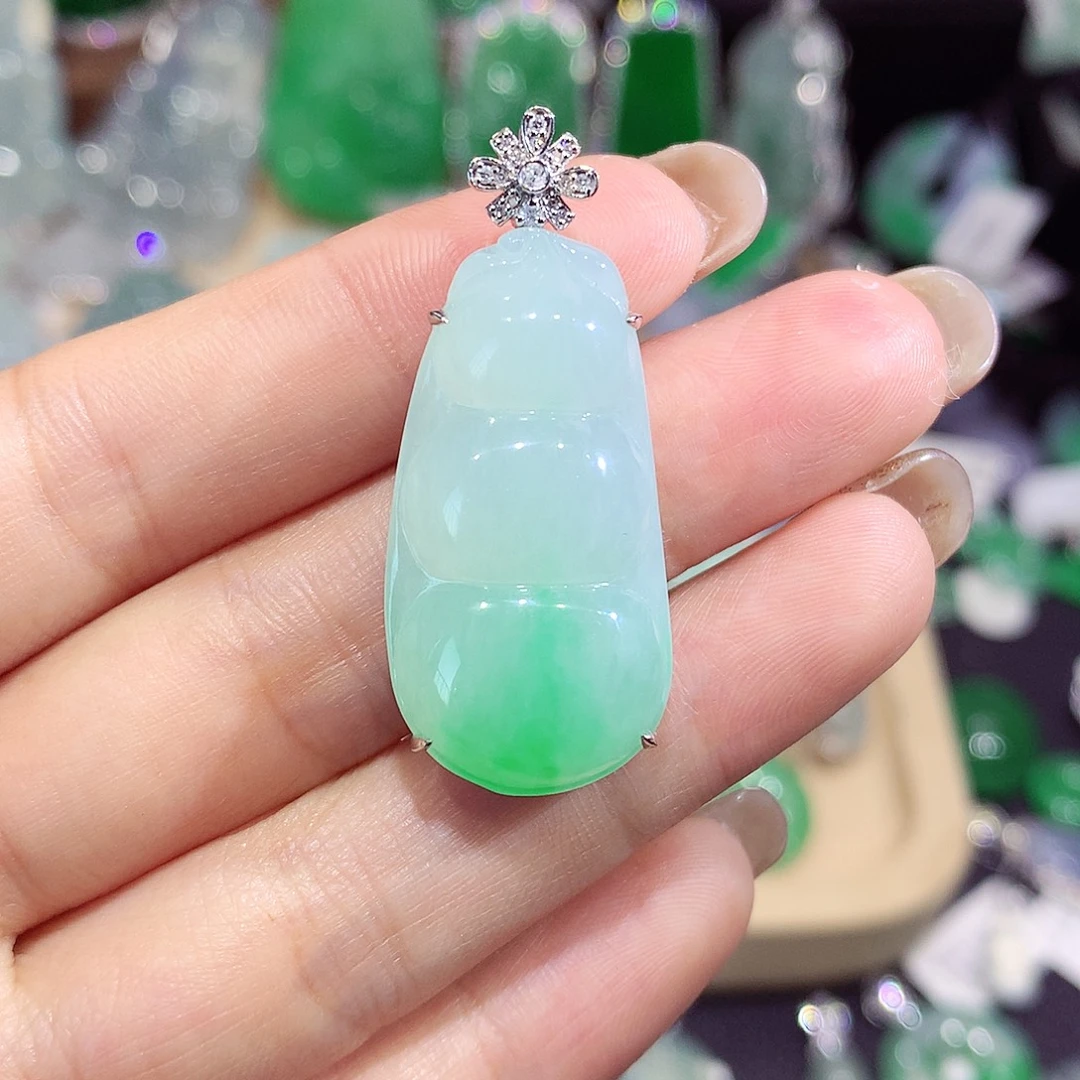 翡翠18K金镶嵌颈饰豆