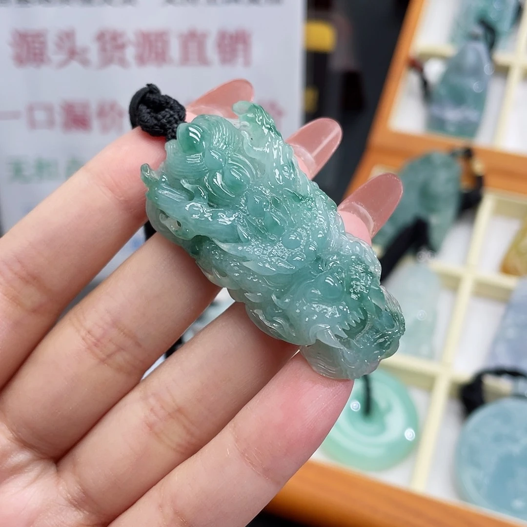 翡翠未镶嵌颈饰龙头