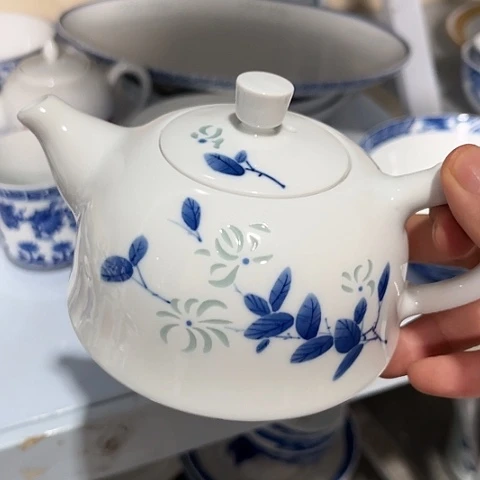 富裕手绘山丹丹茶壶一个