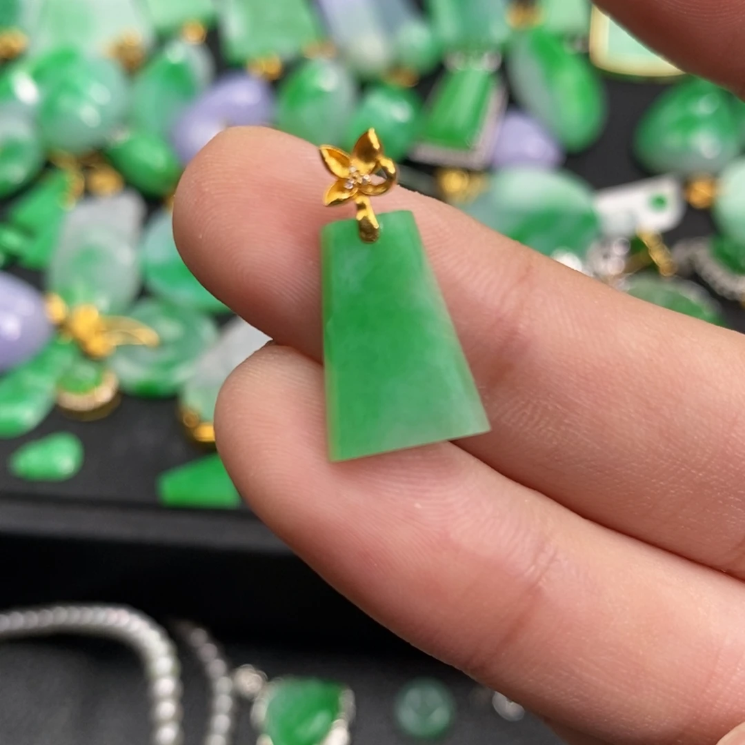 翡翠18K金镶嵌颈饰翡翠