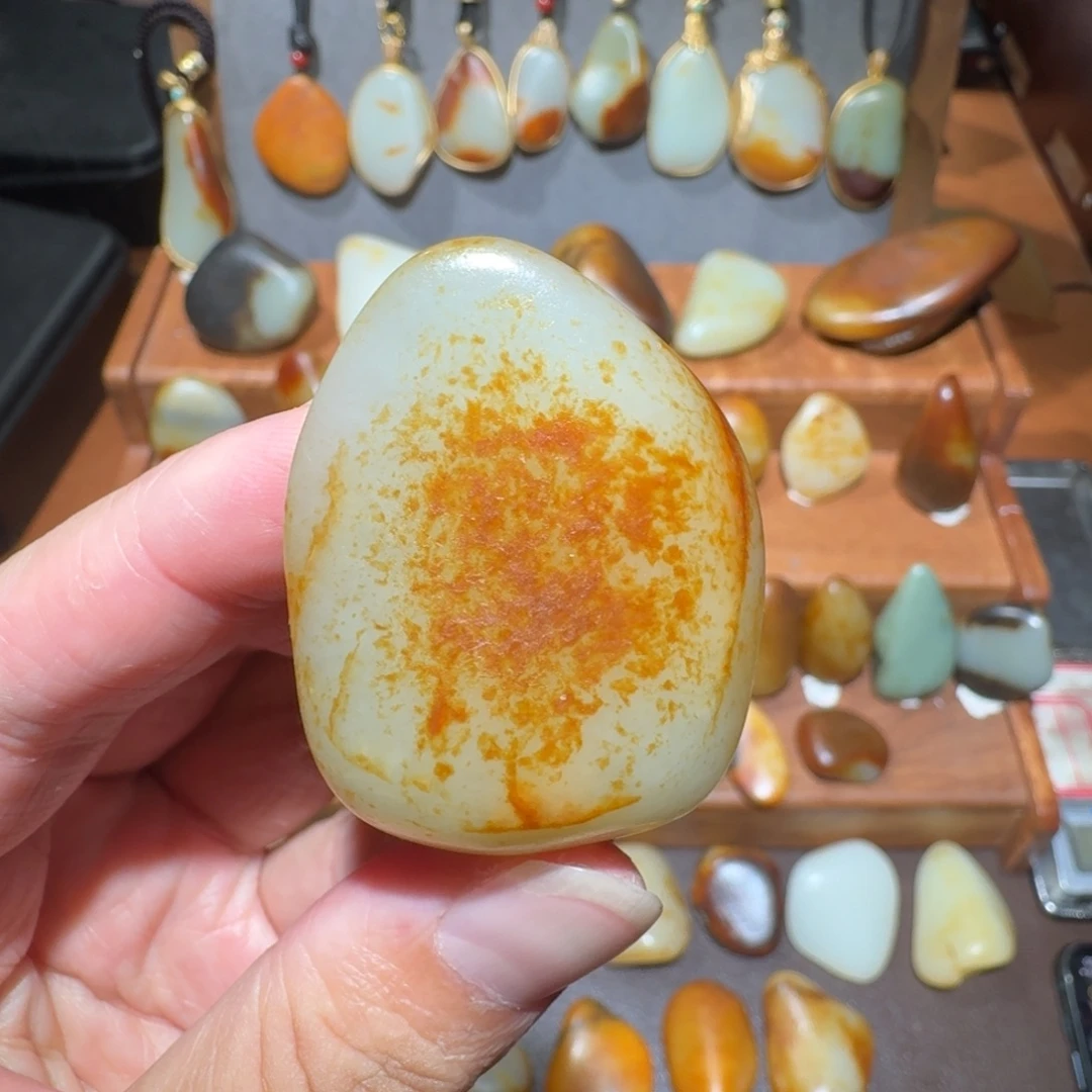 查***人和田玉未镶嵌颈饰