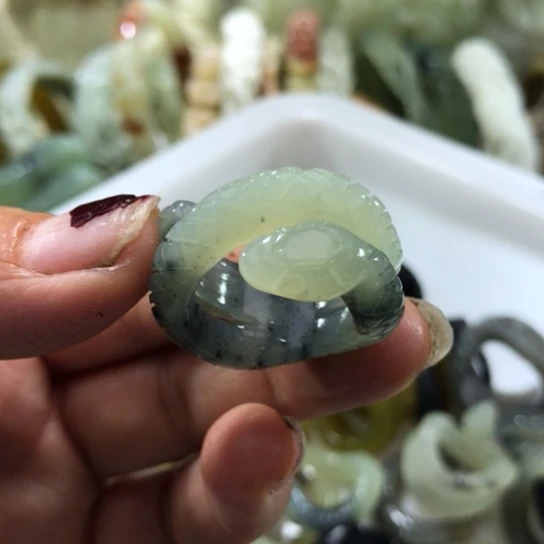 岫玉未镶嵌手牌戒指