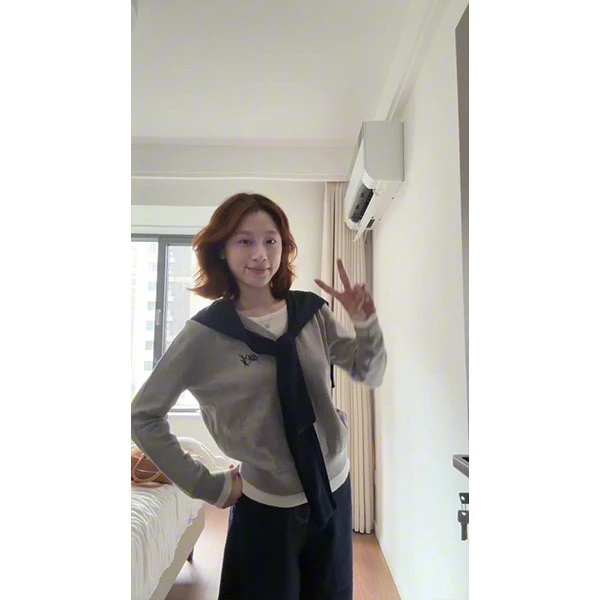韩系2025年秋装新款早秋穿搭一整套假两件上衣+牛仔裤两件套女