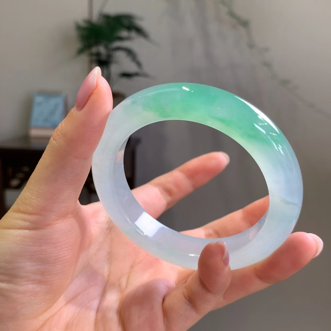 翡翠未镶嵌手镯冰绿