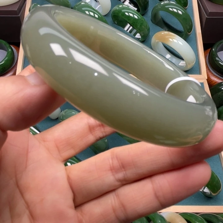 和田玉未镶嵌手镯